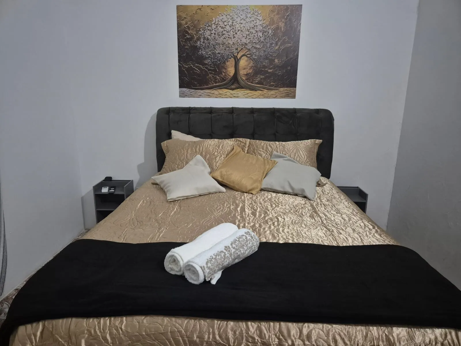 Suíte Dourada com cama queen, cabeceira estofada e quadro da árvore da vida