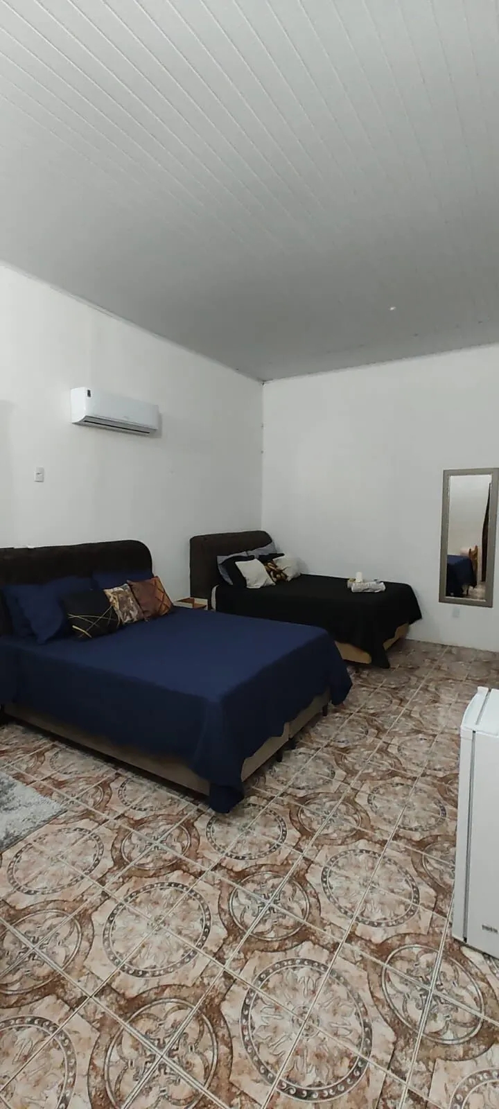 Suíte Master com duas camas queen, frigobar e ar-condicionado